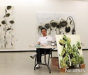 '그림의 탄생' 전시장에 아틀리에 준비한 김남표 작가