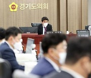 경기도의회 여야 추경예산 심의 '충돌'..예결특위 이틀째 파행