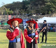 '고창 모양성제' 방문 환영인사하는 진남표 회장·임정오 군의장