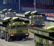 대담해진 북한..미 핵항모·부통령 면전서 미사일 도발