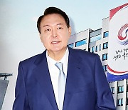 "박진 해임 건의 불수용"..윤 지지율 24% "밀리면 안 돼"