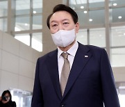尹 지지율 24%로 취임 후 최저..민주 "임기 말 레임덕 수준"
