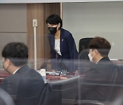 인사하는 전현희 국민권익위원장