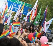 "성소수자들이 차별·혐오 치유하고 서로 응원하자"..대구 도심서 '퀴어축제'