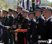 국군의 날, 표창 수여하는 윤 대통령