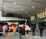 끝까지 기다렸던 '16명의 서울 팬'..선수단 버스에 보낸 박수와 응원