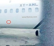 미얀마서 착륙하던 민항기 총탄 피격..승객 1명 부상