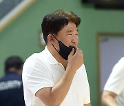 [MD포토] 김승기 감독 '조재우를 보며 흐뭇한 미소'