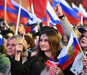 병합 축하 음악회서 러시아 국기 흔드는 사람들