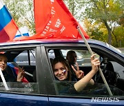 러시아와의 병합 축하하는 도네츠크 주민들