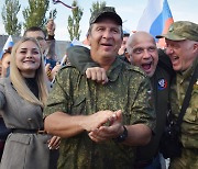 러시아와의 병합 환호하는 도네츠크 사람들