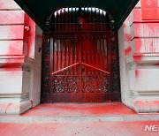 美뉴욕 러시아 영사관, '피'같은 붉은 페인트로 훼손