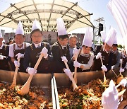 봉화송이축제서 대형 비빔밥 퍼포먼스