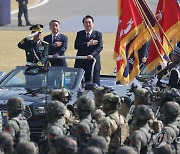 윤석열 대통령, 국기에 경례