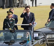 尹대통령, 국군의날에 북핵 강력경고..열병차량 올라 장병 사열