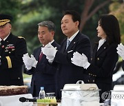 박수치는 윤석열 대통령 내외