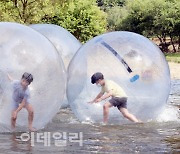 [포토] 물놀이 즐기는 어린이들