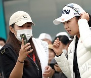 김수지 '떨리는 순간 핸드폰으로 얼굴 확인'[포토]