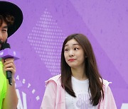 김연아 '무엇을 들었길래?'[포토]