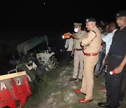 인도서 50여명 태운 트랙터, 연못 빠져 아이 포함 27명 숨져