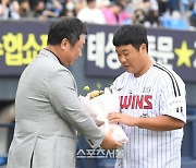 [포토]김범석에게 꽃다발을 전달하는 LG 차명석 단장