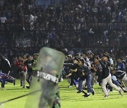 [속보] 경찰 과잉 진압? 인도네시아 '축구장 난동'으로 최소 127명 사망