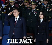 민주당 "'열중쉬어' 안 한 尹..군 면제라 이해해야 하나"