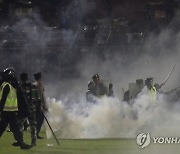 인도네시아 축구장 난동에 최소 127명 사망..경기 진 팬 수천명 난입(종합)