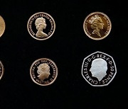 여왕은 오른쪽인데?..왼쪽 바라보는 英 찰스 국왕 동전 공개