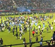 '아수라장 된 인도네시아 축구장'..'관중 난동' 최소 127명 사망