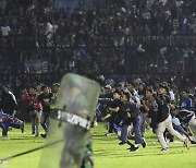 [영상] 인도네시아 축구장 관중 난입 진압하다 120명 이상 '압사'