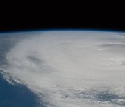 [지금은 기후위기-영상] 폭풍 속으로 뛰어드는 '헌터'..데이터 위해 목숨 걸다