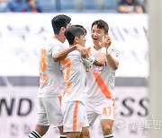 강원FC, 제주에 2-1 승리..리그 5위 도약 ACL 진출 청신호