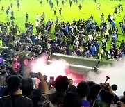 인도네시아 축구장 관중 난입에 최루탄 발사..120여 명 사망