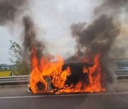 고속도로 달리던 BMW 승용차서 불..인명피해 없어