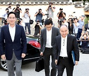 SoftBank CEO Masayoshi Son arrives in Seoul for possible deal with Samsung