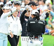 [MD포토] 물 세례 받는 김수지 '내가 챔피언'