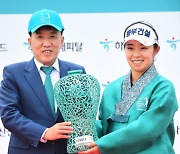 [MD포토] 우승 트로피 받는 김수지 '수지 천하!'