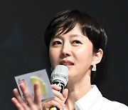 염정아, '가을의 추억선물'을 들고 인사 [포토엔HD]