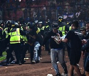 "인도네시아 축구장서 팬들 난동..127명 사망"