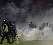 관중 난입에 최루탄 발사..인도네시아 축구장 129명 사망 참사