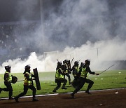 인도네시아 축구장 참사 사망자 174명.. 경찰, 최루탄 소지 논란