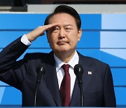 尹, 국군의 날 기념식서 '부대 열중쉬어' 생략 논란..민주 "군 면제라 이해해야 하나"