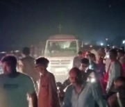 인도서 순례객 실은 트랙터, 도로 옆 못으로 추락.. 27명 사망
