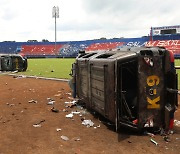 '관중 난입에 최루탄 대응' 인도네시아 축구서 최소 129명 사망 사고