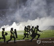 "최루탄에 혼비백산..많은 이 발밑 깔려"..인니 축구장 참사순간(종합)