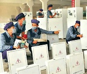 북한 함흥청년전기기구공장 노동자들