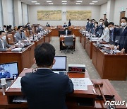 野 교육위 "국민대·숙대 총장 해외출장, 국감 회피 수단"(종합)