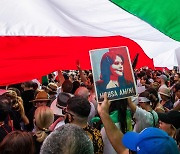 이란 반정부 시위 격화로 92명 사망..전세계로 들불처럼 번지는 '분노'