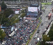 빗속 개천절 3만명 보수단체 집회..광화문·세종대로 교통 혼잡
